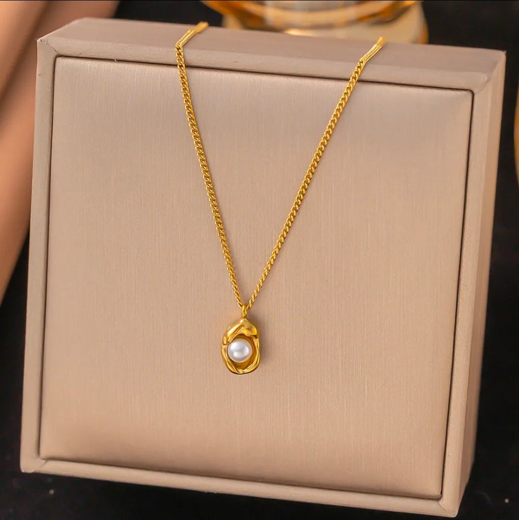 Gold Pea & Wrinkled Pearl Pendant Necklace