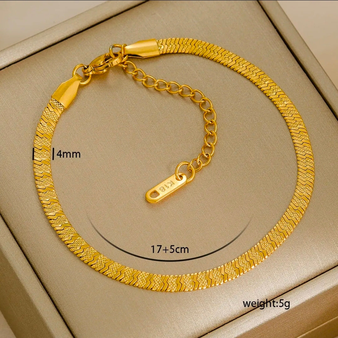 Minimalist Stainless Steel Bracelet 
18K Gold Plated Chain For Women Men 
Unisex Versatile Fashion Jewelry Gift 
Adjustable Snake Rope Cuban Link Style 
Elegant Accessory