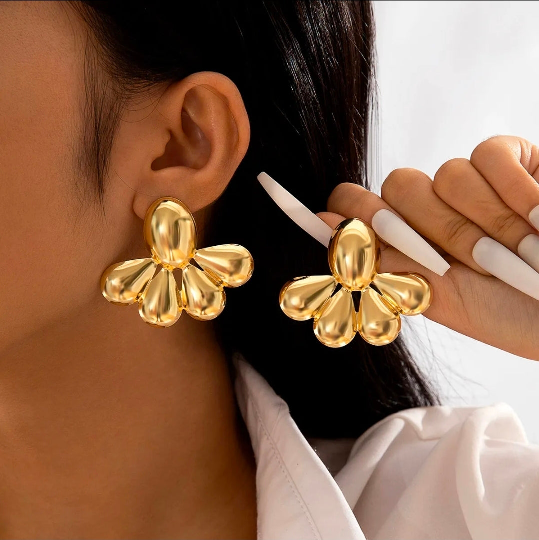 Large Geometric Metal Earrings For 
Women Exaggerated Teardrop Flower 
Twist Design Fashion Statement Jewelry